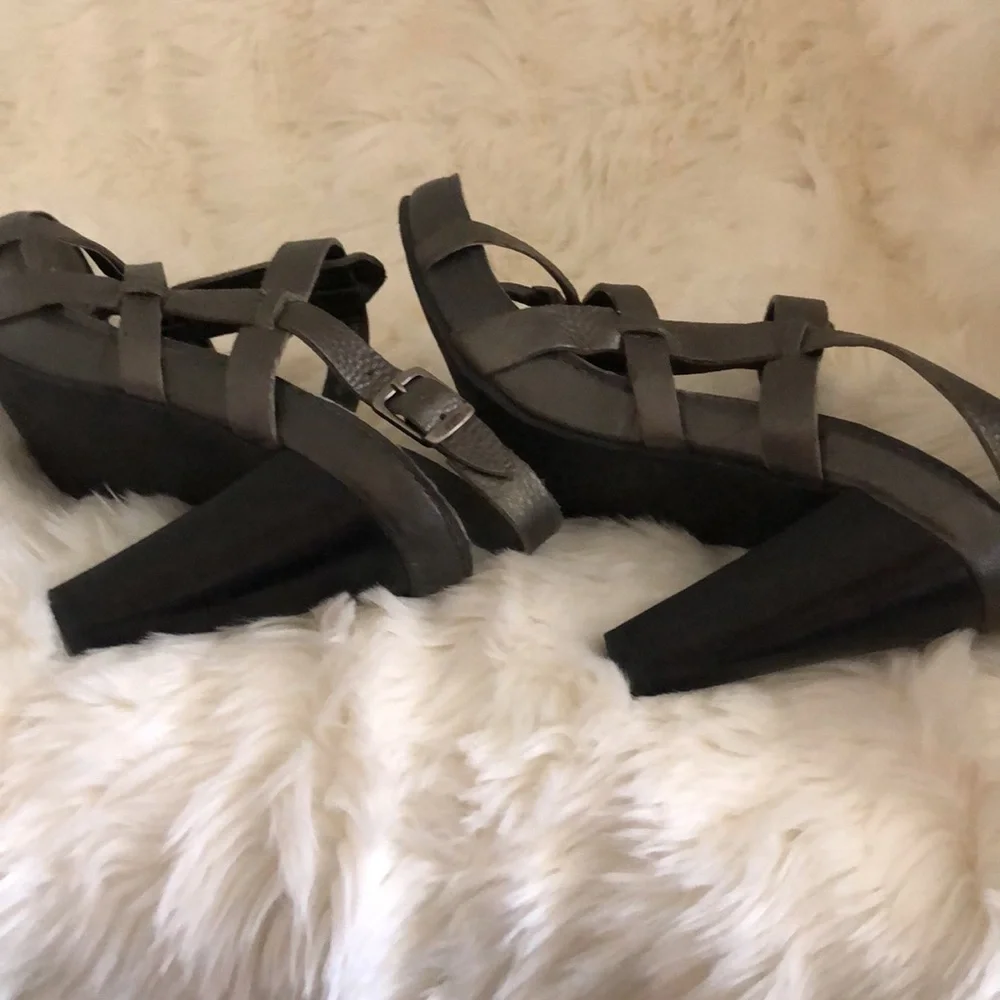 Mia Leather Pweter Color Heels Size 8